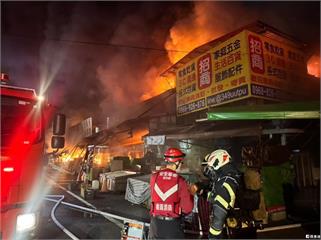 桃園南門市場惡火延燒三小時!三分之二攤區燒毀 83歲翁驚險脫困