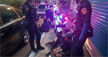 又是你！無照老翁再上路載客　三峽警「不甩詛咒鈔票」揪4泰逾期客送辦