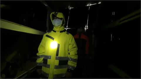 桃園消防隊員自行研發新雨衣　加強防水反光 