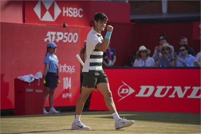 網球／草地依舊無敵手！艾卡拉茲直落二橫掃對手　16連勝挺進4強
