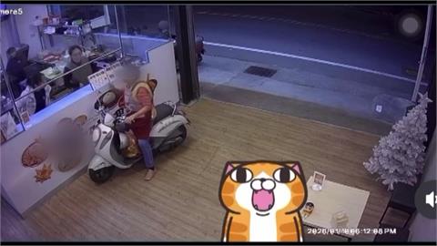 南投咖哩店「熟客專用得來速」　婦人機車直接騎進櫃檯點餐