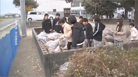 日本自衛隊員陪小孩玩躲貓貓　超專業隱身術藏身排水溝