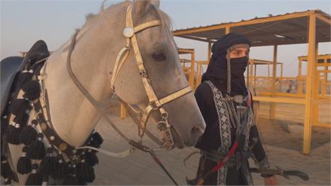 打破性別藩籬　沙烏地阿拉伯首位「騎馬射箭」女教官