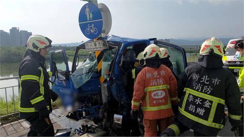 快新聞／喝藥酒提神上路！新莊貨車自撞號誌桿　駕駛右腳骨折、多處擦挫傷