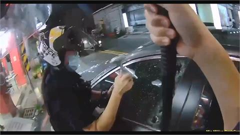 高雄苓雅駕駛突昏迷「警破窗救人」　　前鎮警開道護送孕婦