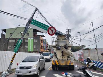 快新聞／水泥車違規駛禁行路段勾電線　「號誌傾斜」驚悚畫面鋪曝