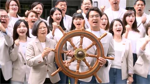 陪沈伯洋登記參選！蔡英文送船舵祝福：把台北帶往對的方向