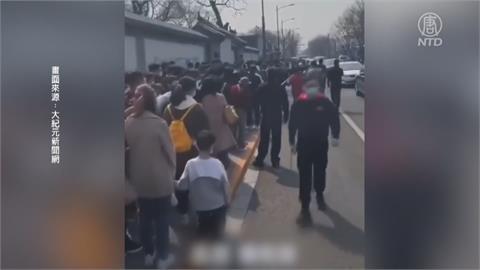 怕突然封城！ 北京民眾囤糧、連夜開車大逃亡