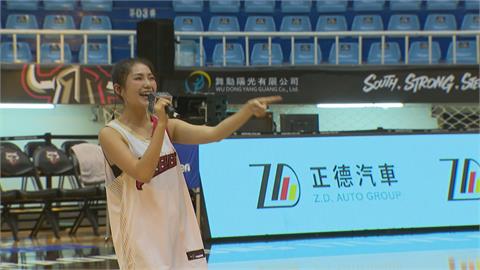 PLG例行賽高雄鳳山登場　藝人楊淨宇熱血開唱