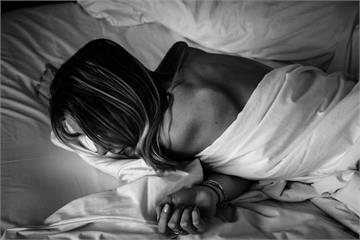 信義區住宅深夜闖門性侵！女子熟睡「被插入」得逞　同房男驚見黑衣男作案