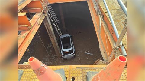 快新聞/桃園離奇車禍!轎車墜捷運8米深坑洞 女駕駛命大僅輕傷