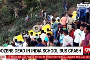 印度校車墜峽谷 造成27死逾10傷