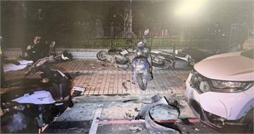 桃園自小客深夜暴衝「1撞7」掃撞整排汽機車　驚悚撞擊聲驚醒全街住戶