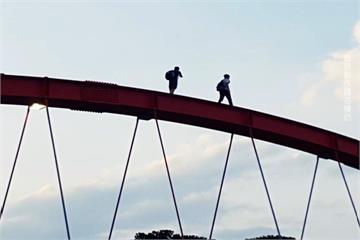 爬菁華橋頂拍照 免罰竟是因為「沒嚇到人」