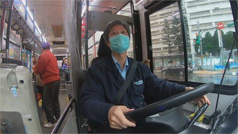 賴文豐主動協助乘客　「模範公車司機」超暖心
