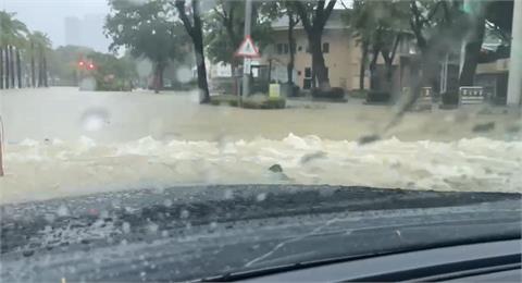 高雄馬路變河流！轎車開一半拋錨還進水　車主急喊：阿彌陀佛