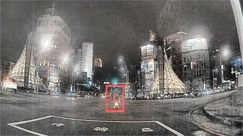 獨！綠燈起步被開單？　騎士一頭霧水詢問才知"看錯燈"