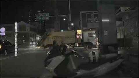 超驚險！台中環保車疑操作不慎　車輛爆衝闖燈撞上路邊車輛
