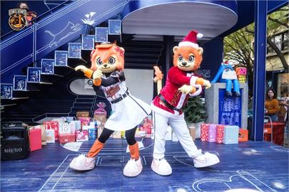 中職／獅隊吉祥物萊恩、盈盈 化身耶誕老人台南街頭交換禮物