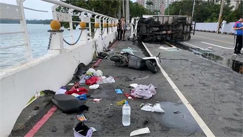 高雄澄清湖畔死亡車禍！　小貨車撞3載騎士母落湖身亡