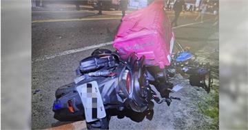 桃園路口轉彎釀死傷！外送員遭撞彈飛不治　小貨車連環撞4車