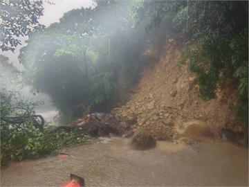 快新聞／豪雨狂炸！陽金公路道路邊坡坍方　道路中斷無法通行