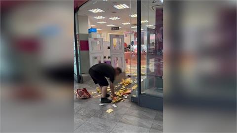 嚇壞！北市美妝店遭撒金紙縱火　白煙狂竄驚動路人