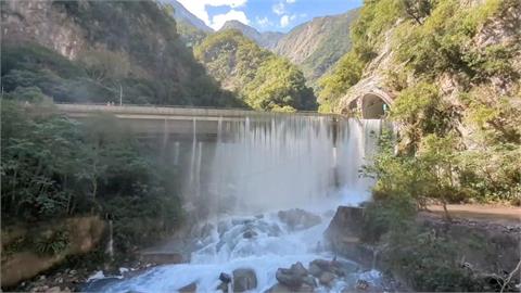 立霧溪堰塞湖溢流 靳珩隧道東口、魯丹橋成「瀑布奇景」