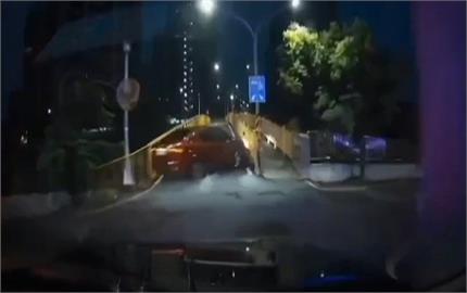 毒駕？駕駛拒檢逃逸自撞橋頭路燈　警車內起獲喪屍煙彈