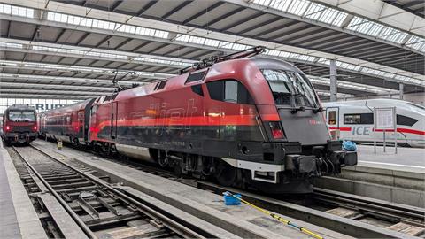 快新聞／拍電影嗎？奧地利1男子「抽菸錯過火車」　竟跳上車間「卡位」