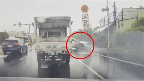 疑視線死角！機車猛撞轉彎轎車　騎士噴飛重摔釀下巴、鎖骨骨折