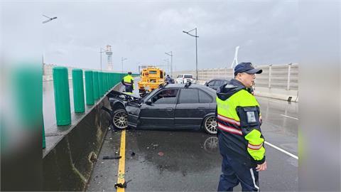 快新聞／疑天雨路滑！北投小客車失控撞車　再衝分隔島燈桿「車頭全毀」