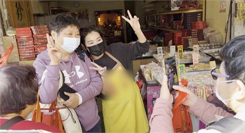 初二走春鹿港湧人潮　米可白「回老家賣餅」粉絲搶合照