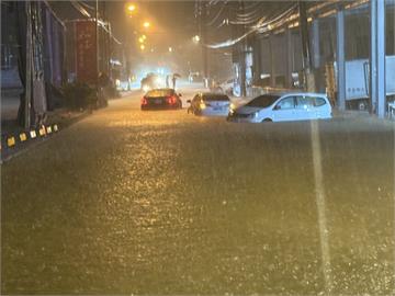 快新聞／突降暴雨！南投竹山鎮變澤國　車輛拋錨民宅遭殃
