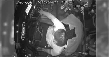陸觀光巴士突遇「司機腦溢血」路中蛇行！司機昏迷前煞車挽救全車遊客　3天後過世