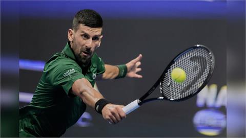 網球(影)/賽後播放喬帥已故恩師紀念影片 讓傳奇球王老淚縱橫不能自已