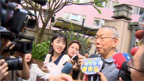 柯文哲為出庭匆忙出門　公事包拉鍊沒拉