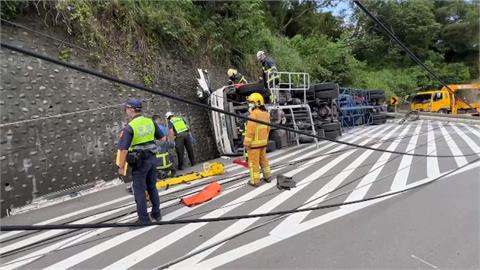 苗128縣道曳引車失控撞電桿翻覆　司機送醫不治