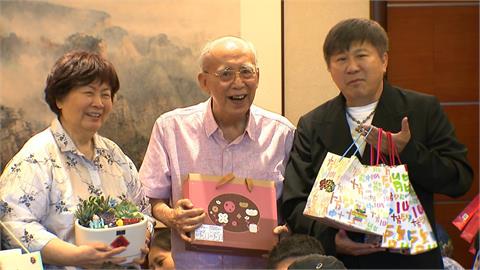 胡瓜帶十方啟能中心院童　快閃感恩40年前「大恩人」