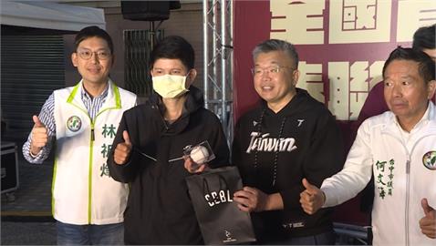 臺灣尚勇的春聯引發轟動　首發場台中登場　民眾排隊領取