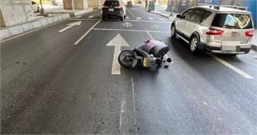 路面像溜冰場!貨車漏油害騎士打滑慘摔 警追監視器揪真兇