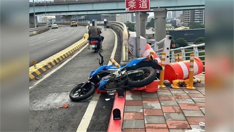 快新聞／嚴重交通事故！機車失控撞新北大橋護欄　騎士命危