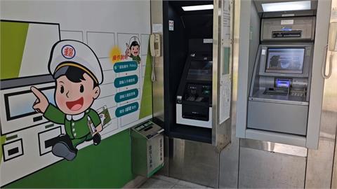 提款機吐了一地亂碼明細　網友：駭客組長要你吐的是錢