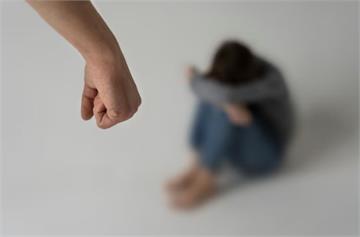妻花12萬買諮商課未告知　夫怒颱風夜丟行李、動粗　怒吼：滾出去