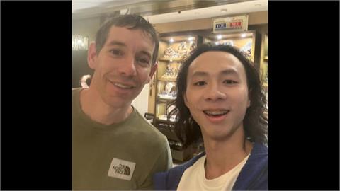 Alex成功攀登101偕妻返美　遇粉絲要簽名、合照來者不拒
