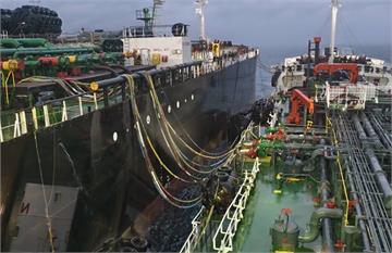 外籍船舶海上非法駁油 海巡艇深夜攔查登檢蒐證