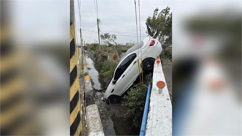 疑疲勞駕駛？轎車撞爆土地公廟石墩　飛車直插水溝