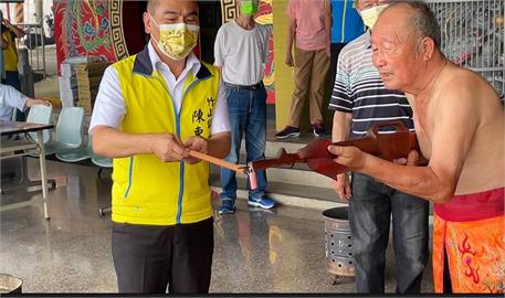 狼牙棒弱掉了？乩身法器升級　持桃木「步槍」挺進廟宇