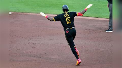 MLB(影)/鄉親快來看這支全壘打飛進河裡面!克魯茲生涯第7轟繼續堆高大河流障礙