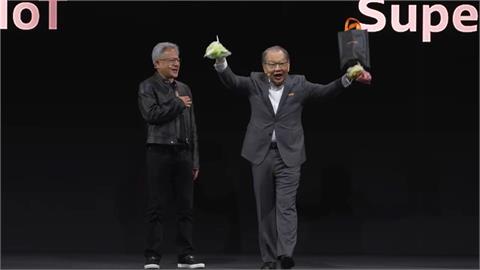 黃仁勳來台參展為夥伴站台　蔡力行體貼送通化夜市水果
